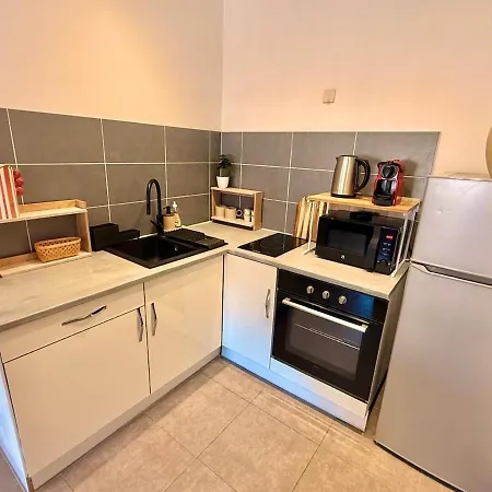 Renovated One-bedroom Very Convenient Train Station And Shops