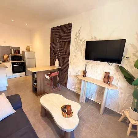 Renovated One-bedroom Very Convenient Train Station And Shops *