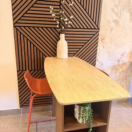 Renovated One-bedroom Very Convenient Train Station And Shops *